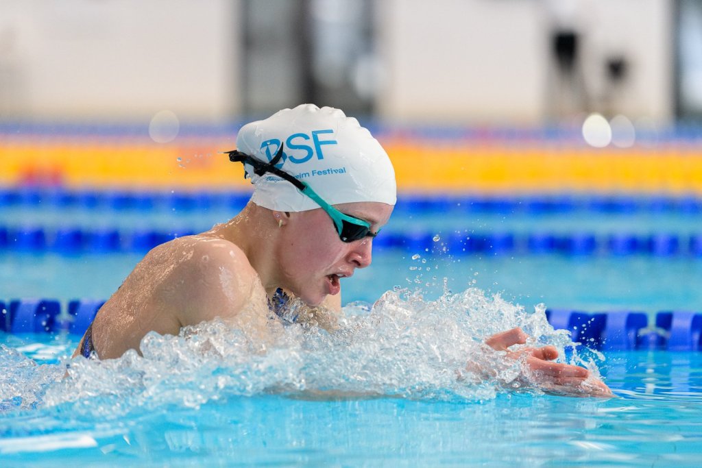 Brystsvømmer med BSF-badehette under Bergen Swim Festival 2026.