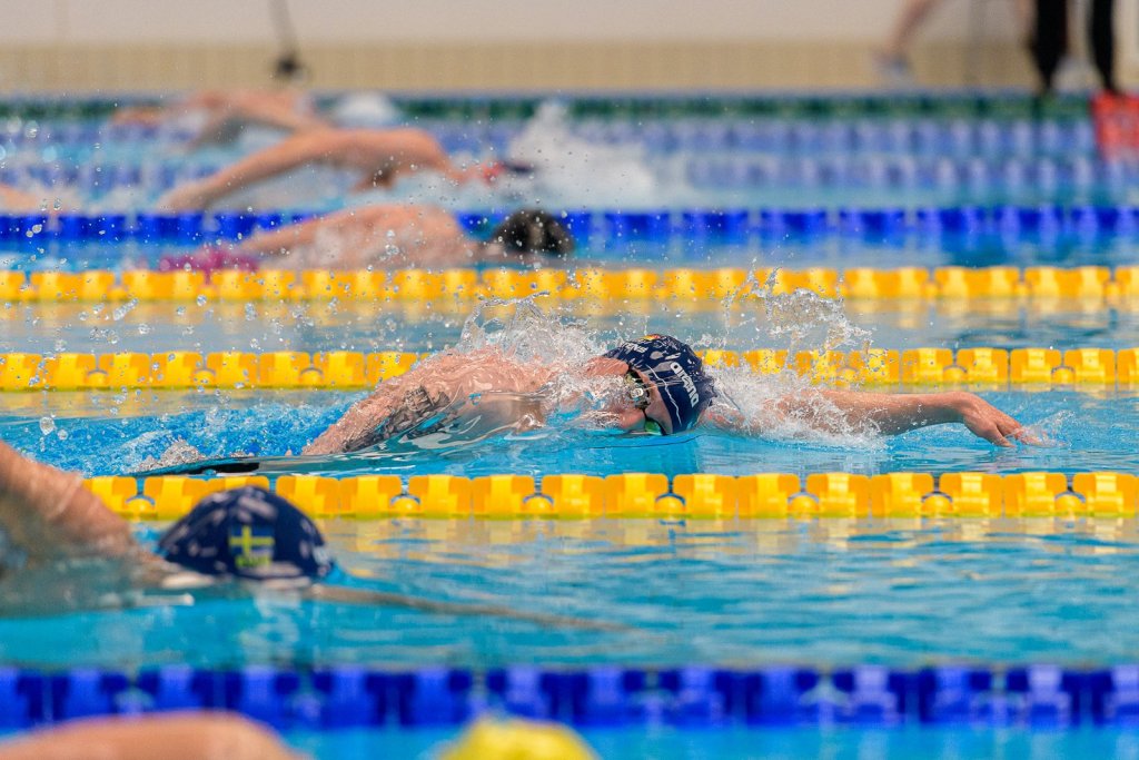 Crawlsvømmere i flere baner under Bergen Swim Festival 2026 i AdO arena.